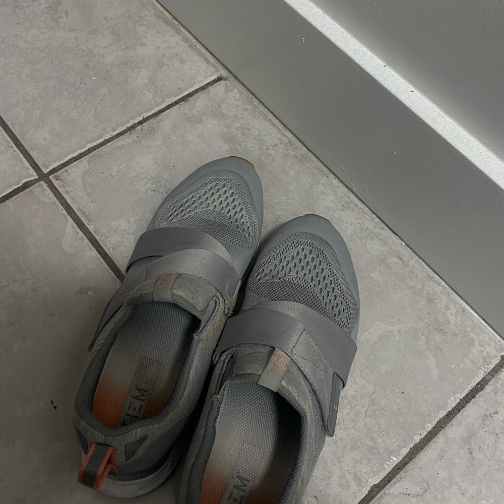 Women’s cycling Tiem Shoes in Gray with Stretch Strap
